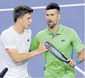  ?? AFP ?? Batacazo. Nardi saluda a Djokovic tras vencerlo en Indian Wells.