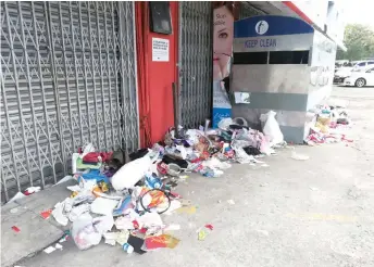  ??  ?? The mess at the recycling centre in Piasau, a er thieves are believed to have targeted items le  on the ground.