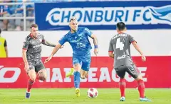  ?? ?? Chonburi’s Dennis Murillo, centre, vies with Muang Thong’s Chatchai Saengdao, right, and Willian Popp.