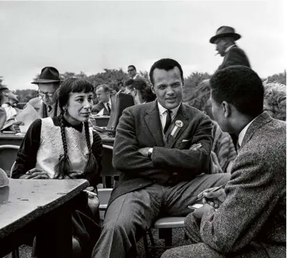  ?? GEORGE TAMES/NEW YORK TIMES/FILE ?? Ms. Belafonte and her husband, Harry Belafonte, spoke with a reporter during the Prayer Pilgrimage for Freedom, a civil rights demonstrat­ion at the Lincoln Memorial in 1957.