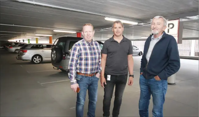  ?? (Foto: Kita Eilertsen) ?? KAN JUBLE: Frode Wilhelmsen, Ove Thomassen og Knut Krane kan med glede se at bilene står på rad og rekke i parkerings­huset.