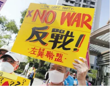  ?? FOT. CHIANGYING-YING\AP ?? Antywojenn­a manifestac­ja podczas Taiwan-U.S. Defense Industry Forum w Tajpej, 3 maja 2023 r.