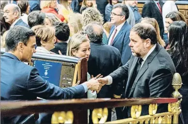  ?? DANI DUCH ?? El saludo de Oriol Junqueras a Pedro Sánchez en el Congreso esta semana