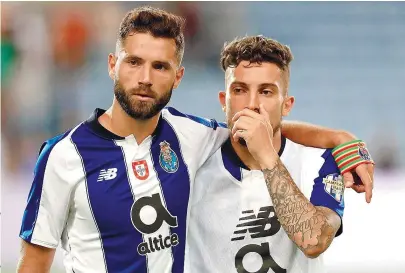  ??  ?? Felipe e Alex Telles têm sido observados por Tite, selecionad­or do Brasil