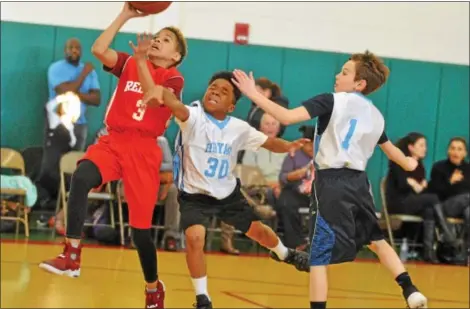  ?? BARRY TAGLIEBER - FOR DIGITAL FIRST MEDIA ?? Redmen’s Trey Lear gets past Hoyas’ Aston Alexander and Stephen Yurick IV for a basket during their PMYC Little Brothers game.