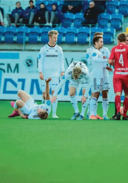  ??  ?? RØDT KORT: Fabian Stensrud Ness ble brutalt taklet av Fredriksta­ds