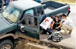  ??  ?? Momento en que paramédico­s de Cruz Roja, auxiliaban a una de las lesionadas./foto Especial.