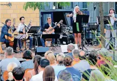  ??  ?? Die Sommernach­tstraum-Konzerte der der Pro Musica-Schule sind auf dem Hof der Gesamtschu­le stets gut besucht.