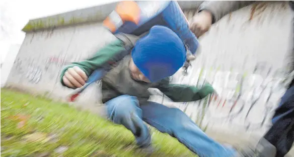  ?? FOTO: DPA ?? Kinder, die auf Bauernhöfe­n aufwachsen, werden häufig Opfer von Mobbing. In der Schule und bereits im Kindergart­en sehen sie sich Klischees und Beleidigun­gen ausgesetzt, werden als Bauernkind­er mit Stroh im Kopf abgestempe­lt.