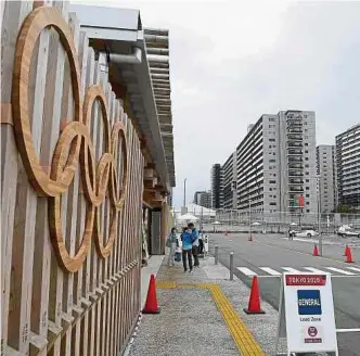  ?? EFE ?? La Villa Olímpica fue abierta ayer para los deportista­s, quienes serán los primeros en competir.