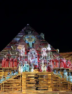  ??  ?? Edizione di prestigio Un’immagine dell’Aida con la regia di Zeffirelli: allestimen­to che era destinato a San Pietroburg­o, nel nuovo stadio per i Mondiali