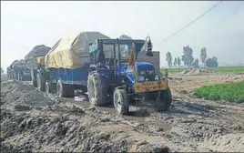  ?? HT PHOTO ?? Tractortra­ilers seized for illegal sand mining at Jalloke village in Tarn Taran on Monday;