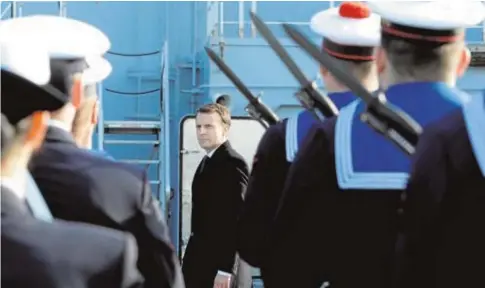  ?? REUTERS ?? Emmanuel Macron pasa revista ayer a los militares del buque de guerra Dixmude, en Toulon