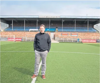  ?? Picture: Paul Reid. ?? Mearns author Alex Russon has been a regular feature on the Station Park terraces with his three children.