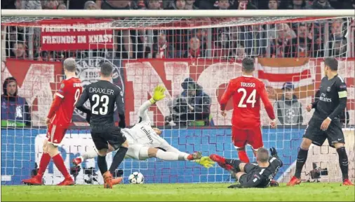  ??  ?? TROPIEZO. Tolisso marca en la victoria del Bayern ante el PSG el pasado martes en la Champions League.
