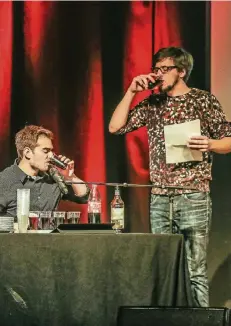  ?? RP-FOTO: HANS-JÜRGEN BAUER ?? Das Schlimmste vom Chefkoch: Lukas Diestel und Jonathan Löffelbein kosten von der Gute-Laune-Cola.