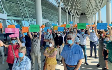  ??  ?? Cartelli e mascherine La manifestaz­ione davanti l’ospedale di Schiavonia ieri mattina