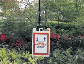  ?? JOSE M. OSORIO/CHICAGO TRIBUNE ?? Social distancing signage stands on the campus of Northweste­rn University in Evanston, Illinois, on July 21.