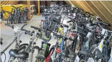  ?? FOTO: STADTVERWA­LTUNG ?? Das Fundamt Lindau versteiger­t über 200 Fahrräder, die abgegeben, aber nie abgeholt wurden. Derzeit stehen die Fahrräder im Lindauer Bauhof auf dem Dachboden.