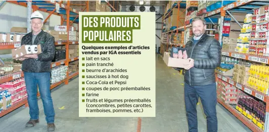  ?? PHOTO BEN PELOSSE ?? En quelques semaines à peine, IGA a mis sur pied un service de vente en ligne de 150 produits en forte demande, expliquent le v.-p. de Sobeys, Carl Pichette ( à droite), et le directeur de l’entrepôt de Mascouche D’IGA essentiels, Jean-pierre Couture.