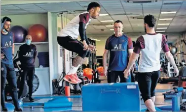  ??  ?? Neymar se ejercita en el gimnasio eantes del partido de hoy contra el Manchester City.