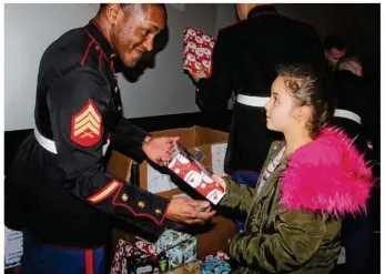  ??  ?? Des Marines de l’armée américaine sont venus remettre les cadeaux aux enfants.