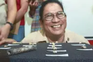  ?? MICHAEL VARCAS ?? Archeologi­st and UP professor Armand Mijares presents the Homo Luzonensis fossils found in Callao Cave in Luzon dating back up to 67,000 years.