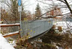  ??  ?? Zwei Fußgängerb­rücken sollen am früheren Maristenin­ternat gebaut werden. Das Bild zeigt die Brücke unweit der Kunstmühle.