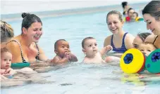  ??  ?? An zwei Vormittage­n fanden im Dianabad Schwimmkur­se für Babys statt. Dass Eltern nun auf andere Bäder ausweichen, glaubt Dorit Arndt, die Organisato­rin, nicht. „Leider“, wie sie sagt.