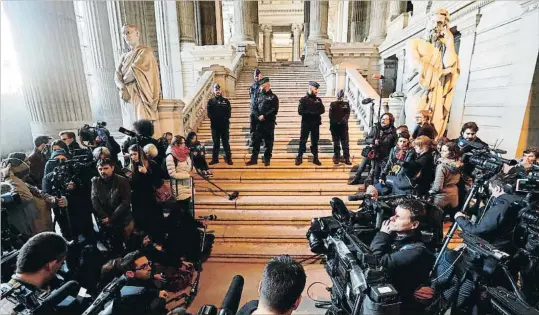  ?? YVES HERMAN / REUTERS ?? Espera en vano. Los numerosos periodista­s que hacían ayer guardia en el Palacio de Justicia de Bruselas no llegaron a ver a Carles Puigdemont y a los cuatro consellers cesados. Tuvieron que contentars­e con escuchar a los abogados.