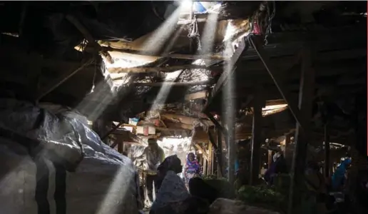  ?? PHOTOS BY JANE HAHN FOR THE WASHINGTON POST ?? Market stalls in Gao, Mali, an ancient city along the Niger River.