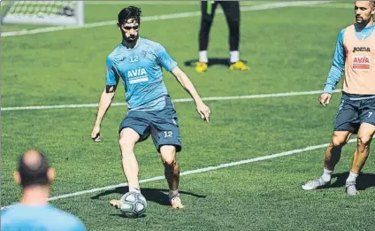  ?? FOTO: SD EIBAR ?? Paulo Oliveira golpea el balón durante el entrenamie­nto de ayer en Atxabalpe
