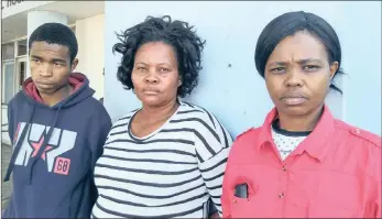  ?? PICTURE: ARTHI GOPI ?? PAINFUL TIME: Sanele Nxumalo, from left, Dudu Phewa and and Nxumalo’s sister, Jabu Ntuli, wait anxiously outside Mahatma Gandhi Hospital yesterday, keeping a close eye on Nxumalo’s 5-year-old daughter who was burnt when their Cornubia house caught...