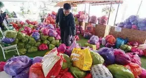  ?? (Foto Nik Abdullah Nik Omar/bh) ?? Pempengaru­h dan usahawan popular, Khairul Aming memeriksa barangan bantuan makanan dan keperluan asas untuk diagihkan kepada lebih 20,000 mangsa banjir di Kelantan.