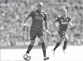  ??  ?? Sadio Mané maakte deze zomer de overstap van Southampto­n naar Liverpool en heeft in zijn eerste weken als speler op Anfield een goede indruk gemaakt. Voormalig Liverpool-speler, Gary McAllister geniet van Mané. (Foto: Voetbalzon­e)