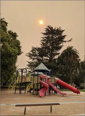  ?? DAVID WITTE/NEWS-SENTINEL ?? The sun struggles to penetrate the smoke and shine on the play structure at Emerson Park in Lodi on Wednesday.