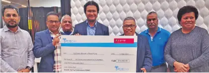  ?? Photo: Ministry of Foreign Affairs. ?? Fiji’s High Commission­er to Australia, Luke Daunivalu (middle) while receiving the cheque of $15,500.00 from Fiji Day Celebratio­ns Sydney group.