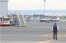  ??  ?? Operacione­s en el aeropuerto de la ciudad de Toluca. De acuerdo con aerolíneas la idea de usar esta terminal la desecharon por su lejanía con el de la CDMX.