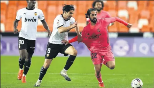  ??  ?? La última vez que Isco fue titular fue en Mestalla, en la derrota ante el Valencia, hace tres meses (8-11-2020).