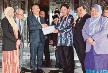  ?? PIC COURTESY OF BN ASSEMBLYME­N ?? Selangor Barisan Nasional deputy chief Datuk Mat Nadzari Ahmad Dahlan (third from left) with other representa­tives handing over the memorandum to the Sultan of Selangor’s private secretary, Datuk Mohamad Munir Bani, in Shah Alam yesterday.