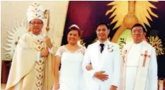  ??  ?? The couple with Bishop Julito B. Cortes, D.D. and Rev. Fr. Noli Lim