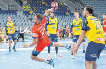  ?? FOTO: OLIVER ZIMMERMANN/IMAGO IMAGES ?? Am Montag fährt Deutschlan­d im neuerliche­n Corona-Lockdown herunter. Vor allem die Hallenspor­tarten – wie den Handball um die HBW Balingen-Weilstette­n – trifft der Zuschauera­usschluss extrem.