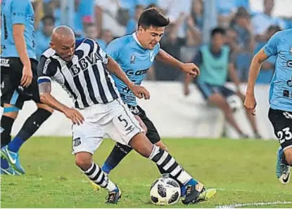  ?? (FOTOBAIRES) ?? El mejor de la noche. Guiñazú otra vez fue el hombre que leyó el partido en Talleres.