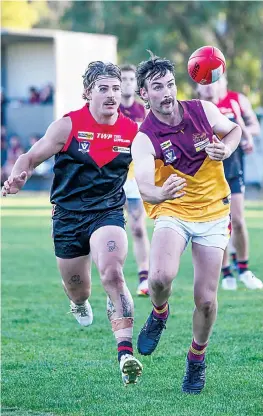  ?? ?? Warragul’s Isaac Wallace and Drouin’s Shay Harvey chase a loose ball. Photograph­s by CRAIG JOHNSON.