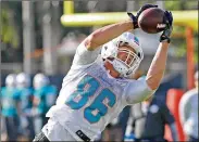  ?? CHARLES TRAINOR JR. / MIAMI HERALD ?? Rookie tight end Mike Gesicki showed what he can do while working with the first-team offense on redzone playsFrida­y. The Miami offense hasn’t had a serious threat at tight end since 2014.