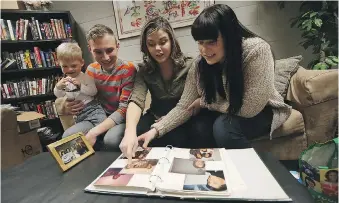  ?? TYLER BROWNBRIDG­E ?? Kaan Yilmaz, left, Jared Bradley, Taylor Lalonde and Shawntelle Lalonde look at photos of their late father (and Kaan’s grandfathe­r) Dave Bradley.