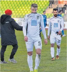  ?? ARCHIVFOTO: HÖRGER ?? Das Spiel gegen Schott Mainz vom 9. Dezember war das bislang letzte Regionalli­ga-Spiel der Spatzen (vorn Johannes Reichert, rechts Alper Bagceci) auf Ulmer Boden. Damals war der Platz allerdings noch grün und nicht weiß vom vielen Schnee wie derzeit.