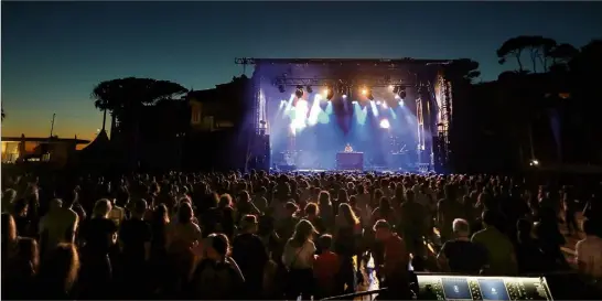  ?? (Photos Valérie Le Parc) ?? Le stade Deferrari de Bandol a vibré hier pour la dernière soirée des Aoûtiennes .