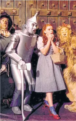  ??  ?? Judy Garland luce los históricos zapatos durante una escena de “El mago de Oz”.