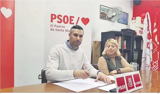  ?? D.C. ?? El portavoz del PSOE, Ángel Mª González, junto a Saray Sánchez.